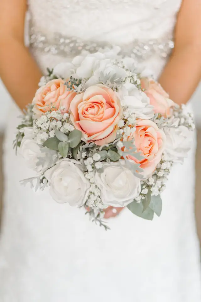 Eine Braut die einen Brautstrauß hält für die Playlist: Hochzeitslieder by DJ CMO