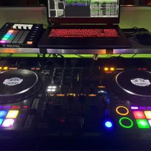 Leuchtendes DJ-Pult aus der DJ-Perspektive – Symbol für Qualität – DJ CMO