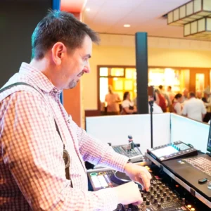 DJ CMO bei einer Abendveranstaltung in OWL mit Tanzfläche