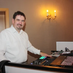 DJ CMO beim Auflegen auf einer Hochzeit in OWL
