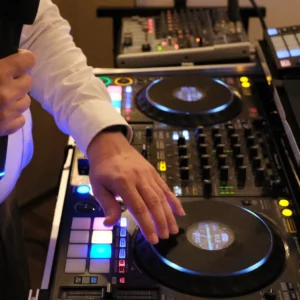 DJ CMO bedient das Mischpult während der Feier