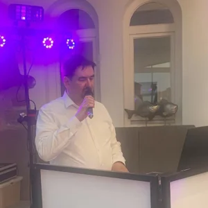 DJ CMO interagiert mit feiernden Gästen in Ostwestfalen