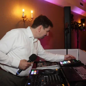 DJ CMO mit Lichtshow auf einer Feier in OWL