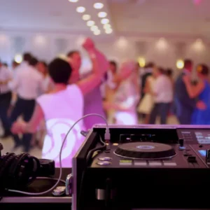 Tanzende Gäste hinter dem DJ-Pult – Momentaufnahme einer Geburtstagsfeier mit DJ CMO