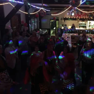 Bunte Lichtshow und feiernde Gäste auf der Tanzfläche in Bielefeld