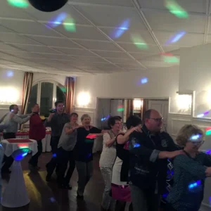 Tanzfläche mit Lichteffekten wie im Club