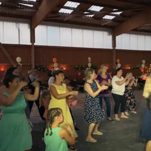 Gäste tanzen Macarena auf der Hochzeit