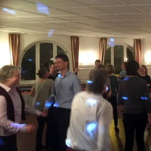 Menschen tanzen vor DJ-Pult auf Hochzeit in OWL