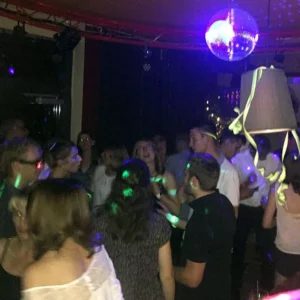 Gäste feiern ausgelassen auf privater Feier in Ostwestfalen