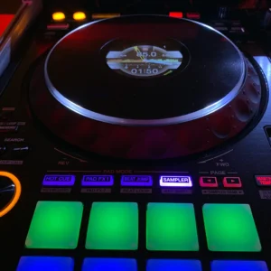 DJ-Setup mit leuchtenden Reglern