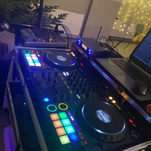 Detailaufnahme vom DJ-Pult mit bunten LED-Lichtern auf einer Weihnachtsfeier, Firmenveranstaltung