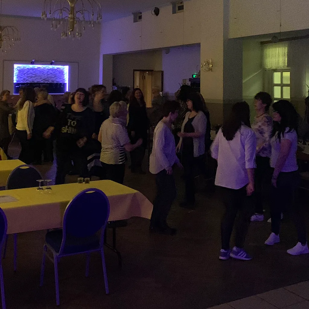 Feiernde Gäste auf der Tanzfläche beim Event