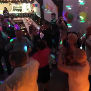 Gäste jubeln zum Partyfinale der Geburtstagsfeier