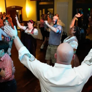 Gäste machen eine La-Ola-Welle bei Firmenfeier