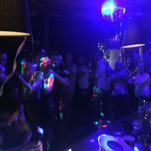 Nachtaufnahme: Partylicht, Musik und Tanz