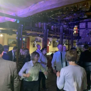 Gäste feiern ausgelassen auf Firmenfeier