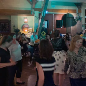 Gäste tanzen zur Musik auf Hochzeit