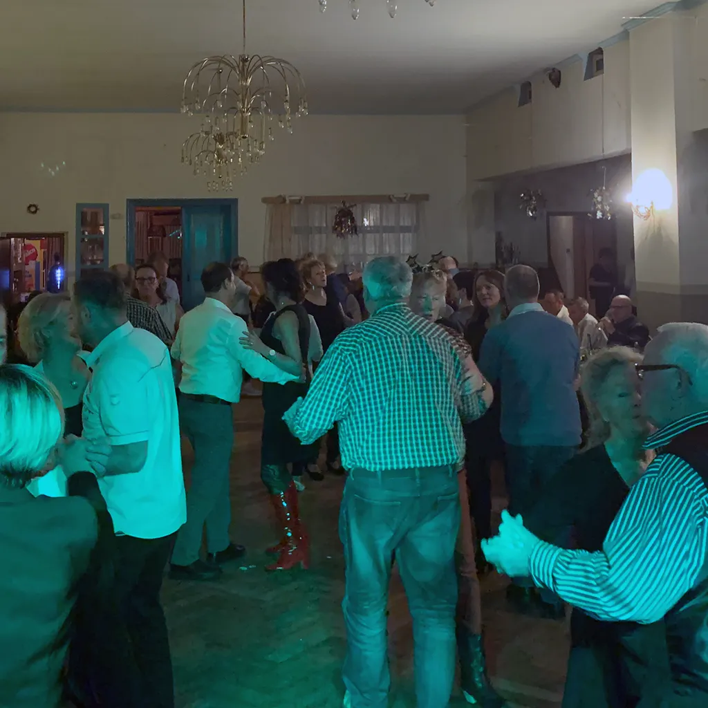 Feiernde Gäste in Gütersloh bei Event mit DJ CMO