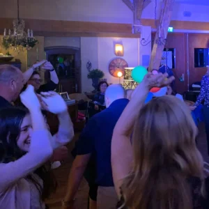 Gäste tanzen auf Hochzeit mit DJ CMO in OWL