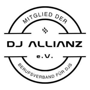 Zertifiziertes Mitglied der DJ Allianz e.V. – DJ CMO – schwarzes Logo auf weißem Hintergrund